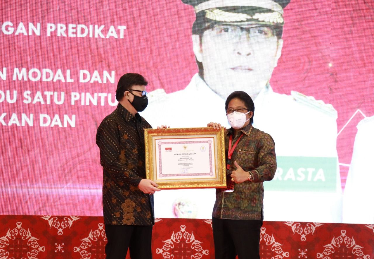 podiumnews.com-Bupati Giri Prasta Dinobatkan Sebagai Pembina Pelayanan Publik Terbaik